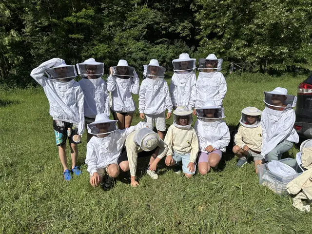 Perfekt ausgestattet ging es für die Schülerinnen und Schüler zu den Bienenvölkern.  | Foto: Stefan Schneider/MeinBezirk