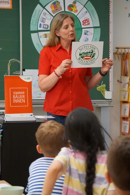 Im Rahmen des Workshops lernen die Kinder, Kennzeichnungen auf Lebensmittelverpackungen zu verstehen und richtig einzuordnen. Dabei wird vermittelt Priska Baumann, welche Informationen Herkunft, Qualität und Inhaltsstoffe betreffen. | Foto: MeinBezirk/sprenger