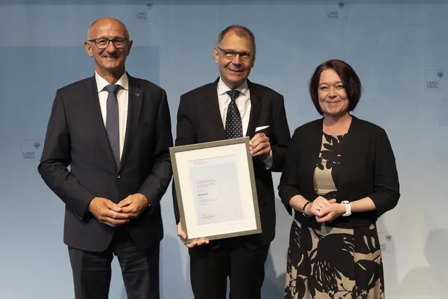 LH Anton Mattle und LTPin Sonja Ledl-Rossmann mit dem Medizinalrat Ewald Wöll (Facharzt für Innere Medizin in Zams). | Foto: Land Tirol/Sedlak