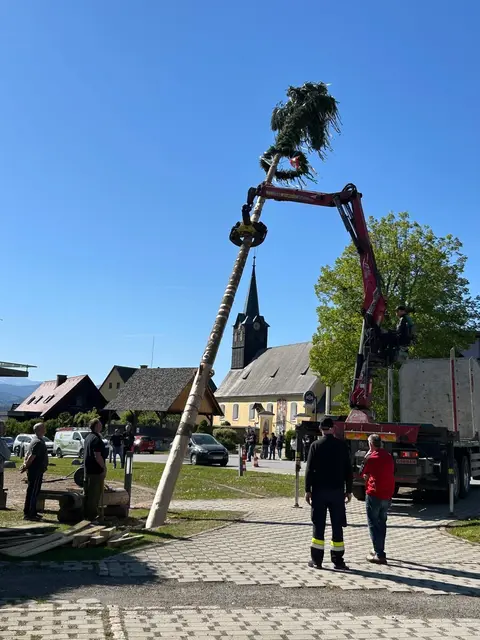Bezirkssieg für den Maibaum in St. Martin am Wöllmißberg