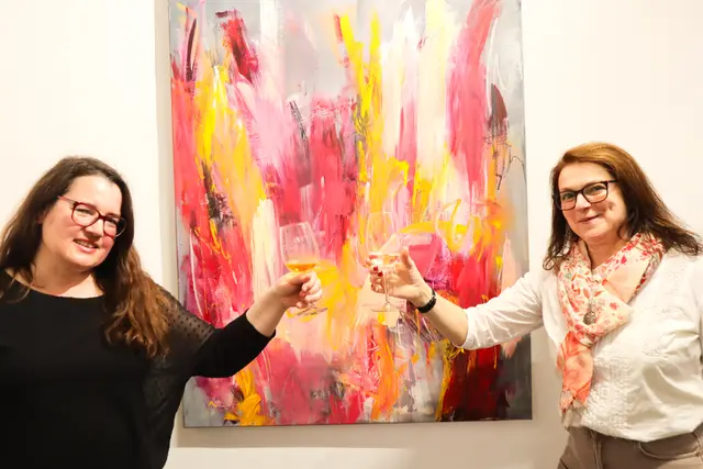 Monika Herschberger (links im Bild) und Galeristin Monika Toplev. | Foto: Galerie Toplev