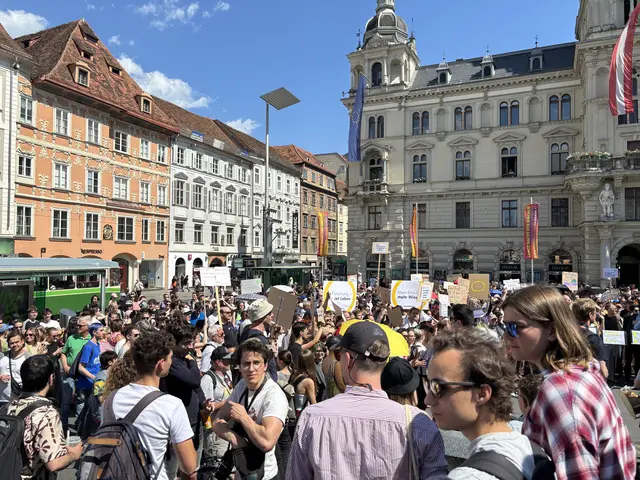 Rund 6.500 Menschen zogen durch die Grazer Innenstadt, um gegen die geplanten Einsparungen an Österreichs Universitäten zu demonstrieren. | Foto: MeinBezirk/Antonia Unterholzer