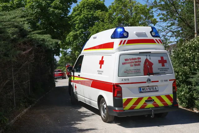 Ein Unterstand am Areal der Welser Trabrennbahn fing Feuer. Der Brand konnte aber gelöscht werden. | Foto: laumat.at