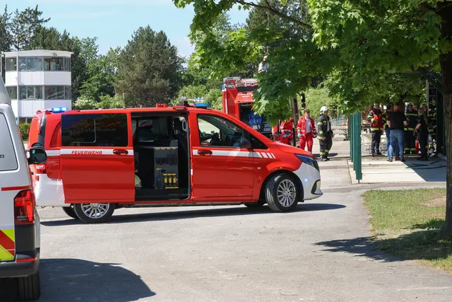 Ein Unterstand am Areal der Welser Trabrennbahn fing Feuer. Der Brand konnte aber gelöscht werden. | Foto: laumat.at