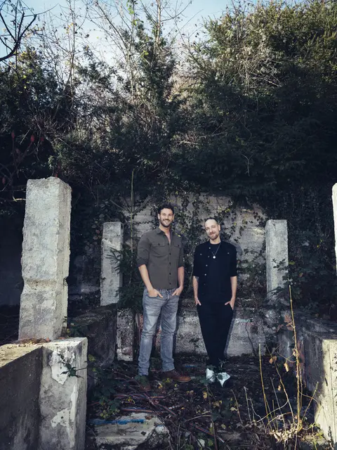 AUT of ORDA – Leichtdichtheit des Seins–Tour:
Oha, Pardauz und Obacht! Aut of Orda - Das  Schlachtschiff unter den Dialektdampfern setzt wieder die Segel und hat ihr neues Album "Die Leichtdichtheit des Seins" im Schlepptau! Gitarrenriffs wie Wellenbrecher und Wortspiele zum Kielholen inklusive. Die Jahrhundertflut unter den Liveshows rollt gnadenlos aufs Venue-Ufer Österreich zu und lädt mitreißend zum Mitreisen ein! Tschkaaah! | Foto: Pertramer