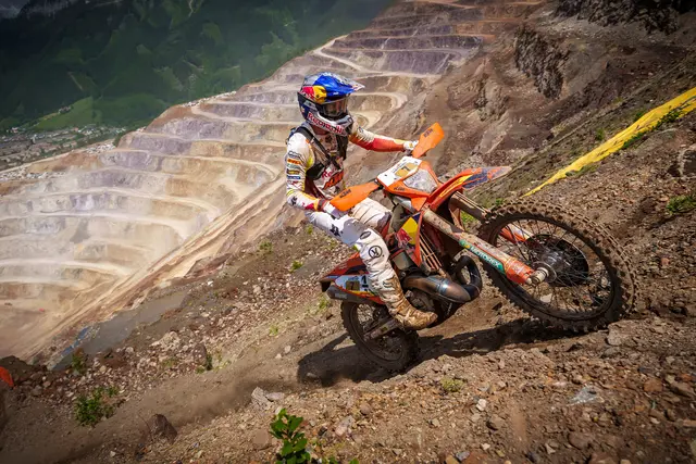 Enduro-Fahrer bergauf am Erzberg