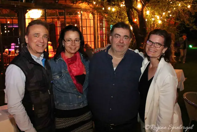Rene Zeitlberger, Gabi Stöger und Katja Seper nahmen Manfred Schmid für ein Foto gerne in die Mitte.