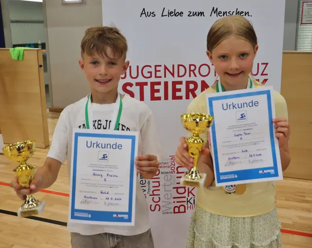 Georg Krainz (10) und Sophie Tesar (9) schwammen im Einzelbewerb die Tagesbestzeiten.  | Foto: Edith Ertl