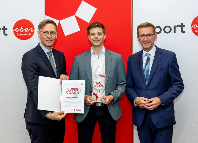 MeinBezirk OÖ-Chefredakteur Thomas Winkler, Rieds Bezirkssieger Florian Gaisböck und Sport-Landesrat Markus Achleitner (v. l.). | Foto: MeinBezirk OÖ/Pils