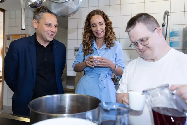 Josef Schwaiger serviert selbstgemachten Tee. v.l. LAbg. Christian Kovacevic, LRin Eva Pawlata, Josef Schwaiger.  | Foto: SPÖ-Tirol