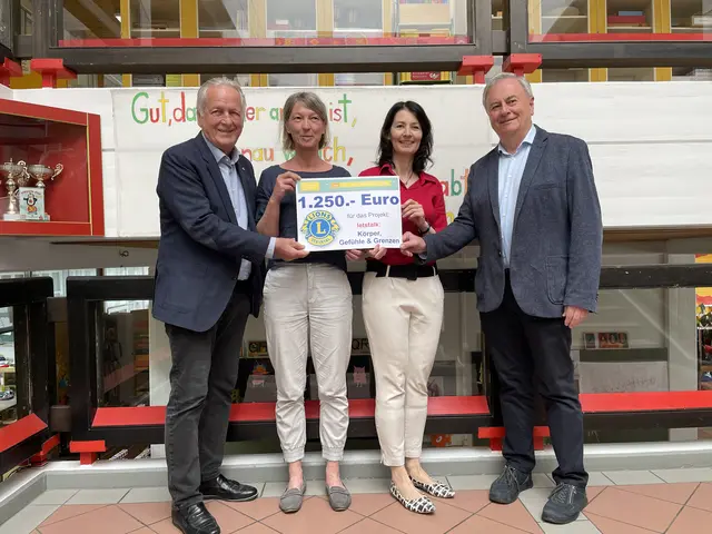 Armin Wolfsegger vom Lions-Club Steyrtal, Klassenlehrerin Renate Rußmann, Direktorin Birgit Pecnik-Sartory und Lions-Club Steyrtal Präsident Franz Reithuber (von links) | Foto: VS Molln