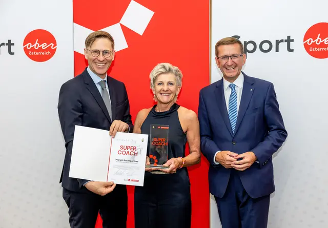 MeinBezirk OÖ-Chefredakteur Thomas Winkler, Bezirkssiegerin Wels/Wels-Land Margit Baumgartner und Sport-Landesrat Markus Achleitner (v. l.). | Foto: MeinBezirk OÖ/Pils