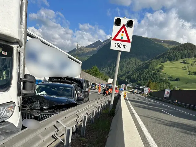 Alle beteiligten Personen sollen beim Eintreffen der Einsatzkräfte ihre Fahrzeuge bereits selbstständig verlassen haben können. | Foto: Freiwillige Feuerwehr Gmünd in Kärnten
