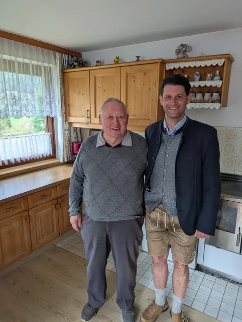 Jubilar Johann Pfeifenberger und Bgm. Thomas Kößler | Foto: Gemeinde Zederhaus