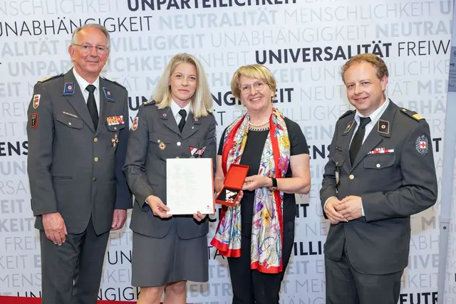 Die Geehrte aus dem Lungau, Ingrid Aigner (3. v.l.),  mit Repräsentant:innen des Roten Kreuzes Salzburg. | Foto: (c) wildbild Günter Freund
