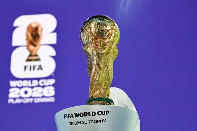 Das Objekt der Begierde - der Pokal der Fußball-WM.  | Foto: APA-Images/APA/Fabrice Coffrini