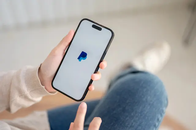 Ab sofort stehen bei teilnehmenden Online-Händlern die Optionen "Bezahlung nach 30 Tagen" sowie "PayPal Ratenzahlung" zur Verfügung. (Symbolbild) | Foto: BongkarnGraphic/Smarterpix