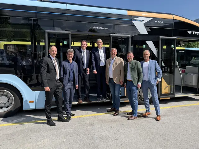 Postbus-Verkehrsleiter Andreas Schranz, VVT-Geschäftsführer Alexander Jug, LR René Zumtobel, Bürgermeister Klaus Winkler, Verkehrsstadtrat Hermann Huber, Jörg Kickenweitz (Stadtwerke Kitzbühel) und Andreas Knapp (Mobilitätsbeauftragter der Stadt Kitzbühel) (v. li.). | Foto: Johanna Bamberger
