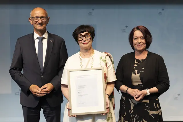 LH Anton Mattle und LTPin Sonja Ledl-Rossmann mit der Medizinalrätin Alexandra Ciresa-König (Fachärztin für Gynäkologie und Geburtshilfe in Innsbruck). | Foto: Land Tirol/Sedlak