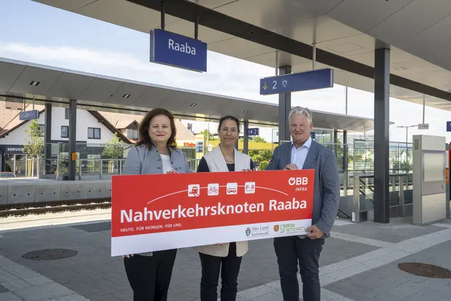 Verkehrslandesrätin Claudia Holzer (FPÖ), ÖBB-Vorständin Judith Engel und Bürgermeister Karl Mayrhold bei der Eröffnung.  | Foto: ÖBB/Chris Zenz