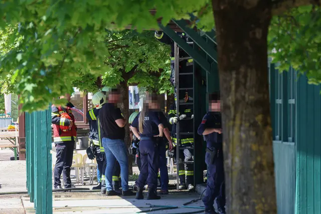 Ein Unterstand am Areal der Welser Trabrennbahn fing Feuer. Der Brand konnte aber gelöscht werden. | Foto: laumat.at
