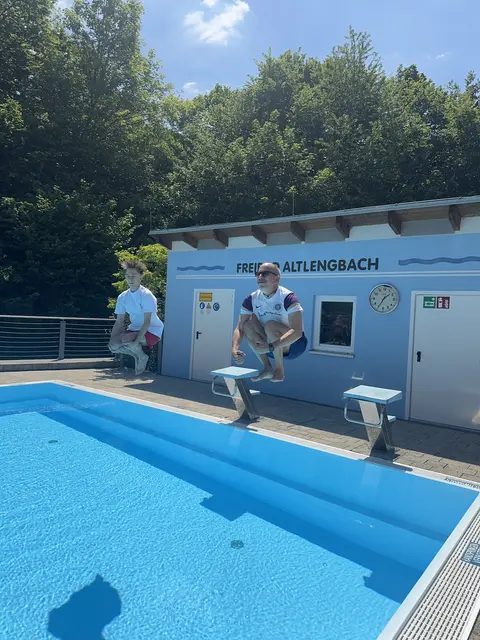 Vizebürgermeister Daniel Kosak und sein Sohn eröffnen mit ihrem Sprung die Freibad-Saison. | Foto: Daniel Kosak/Marktgemeinde Altlengbach