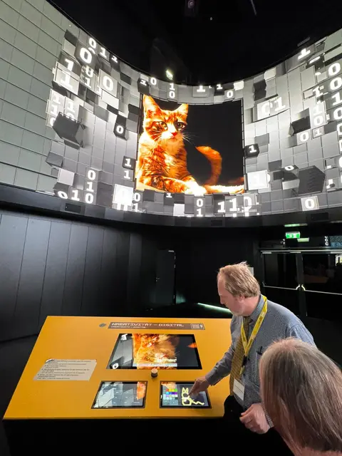 Im Haus der Digitalisierung durften die Senioren verschiedene Möglichkeiten mit KI testen. | Foto: NÖ Senioren / Asperhofen
