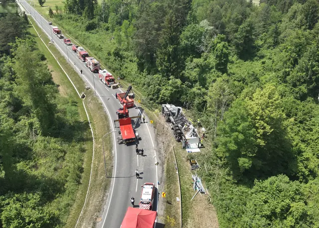 Der Lenker wurde durch Einsatzkräfte mehrerer Feuerwehren aus der Führerkabine befreit. | Foto: HFW Villach