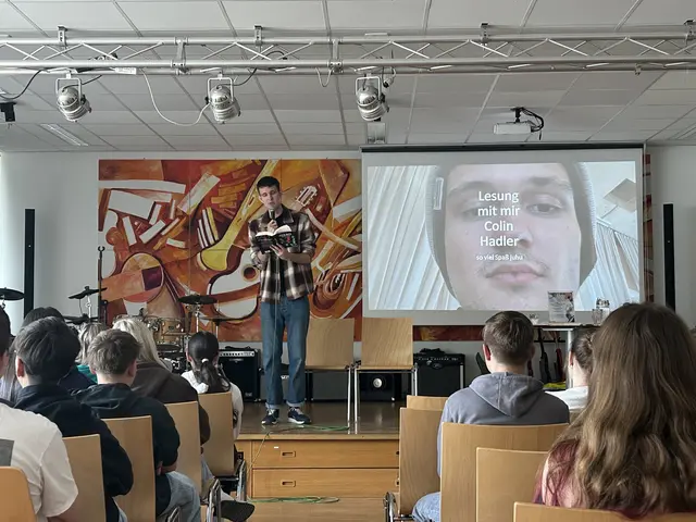 Spannung und Humor standen bei der Autorenlesung mit Colin Hadler im Mittelpunkt.