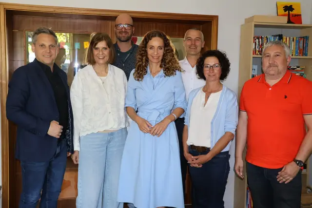 Vertreter:innen des Vereins Pro Juventute gemeinsam mit Landesrätin Eva Pawlata und Landtagsabgeordnetem Christian Kovacevic. v.l. LAbg. Christian Kovacevic, Mag.a Andrea Scharinger, Philippe Holzknecht, LRin Eva Pawlata, David Altacher, Maria Niedermoser, Markus Petter | Foto: SPÖ-Tirol