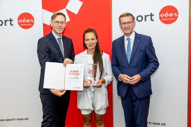 MeinBezirk OÖ-Chefredakteur Thomas Winkler, Bezirkssiegerin Urfahr-Umgebung Corina Kolberger und Sport-Landesrat Markus Achleitner (v. l.). | Foto: MeinBezirk OÖ/Pils