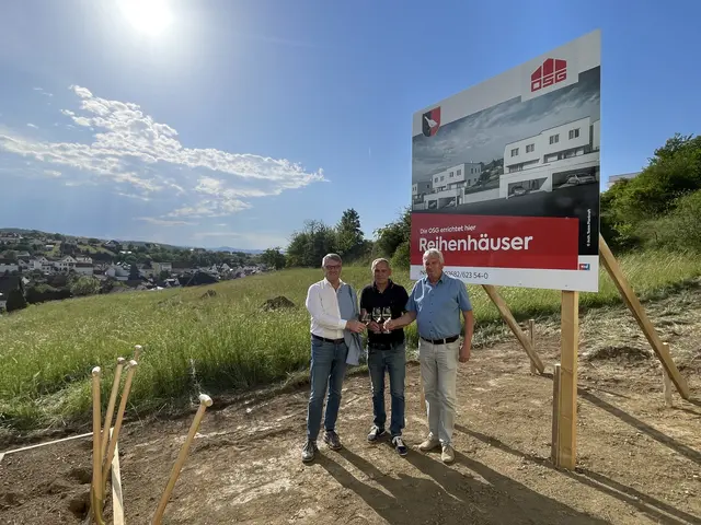 In Rohrbach entstehen zehn moderne Reihenhäuser mit großzügigen Terrassen. | Foto: OSG