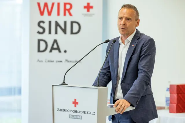 AK-Präsident Peter Eder würdigte die langjährigen Mitarbeiter:innen des Roten Kreuzes. | Foto: (c) wildbild Günter Freund