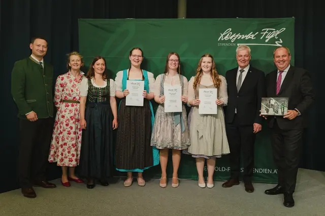 Bei der Stipendienübergabe. | Foto: Leopold-Figl-Unterstützungsverein / Anna Schuecker