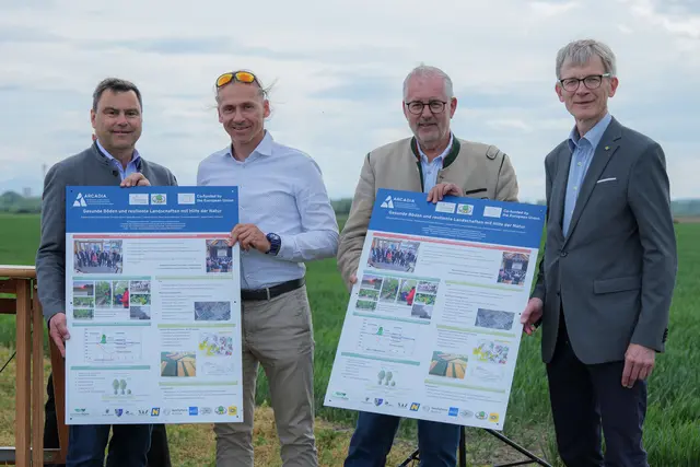 Stefan Czamutzian (Region Wagram), Michael Hofstätter (Land NÖ – Abteilung Umwelt- und Energiewirtschaft), Bürgermeister Franz Dam (Marktgemeinde Absdorf), Christian Steiner (NÖ – Agrarbezirksbehörde). | Foto: NÖ ABB/Ernst Spahn
