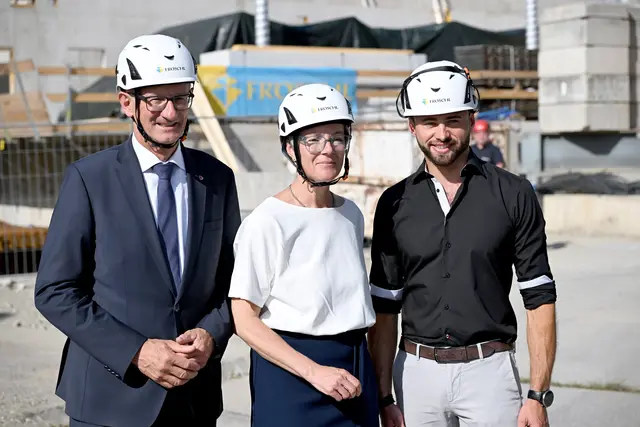 Beeindruckt vom Baufortschritt: LH Anton Mattle, BH Kathrin Eberle und Bg. Thomas Suitner | Foto: Hassl