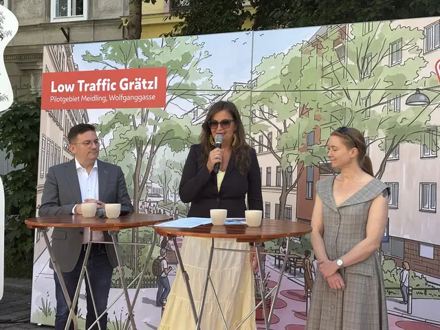 Meidlings Bezirksvorsteher Wilfried Zankl (SPÖ), Planungsstadträtin Ulli Sima (SPÖ) und Neos Mobilitäts- und Umweltsprecherin Angelika Pipal-Leixner (v.l.n.r.) bei der Präsentation des "Low Traffic Grätzl" in der Wolfganggasse. | Foto: Marlene Graupner/MeinBezirk