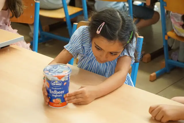 Die Schülerinnen und Schüler beschäftigen sich spielerisch mit Kennzeichnungen auf Lebensmittelverpackungen. Ziel ist es, das Bewusstsein für Lebensmittel und Konsum zu stärken. | Foto: MeinBezirk/sprenger