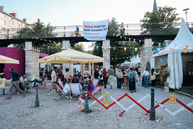 Junge Linke Klagenfurt machte am 22.05 mit einem Bannerdrop auf die K.o.-Tropfen Krise in Klagenfurt aufmerksam.