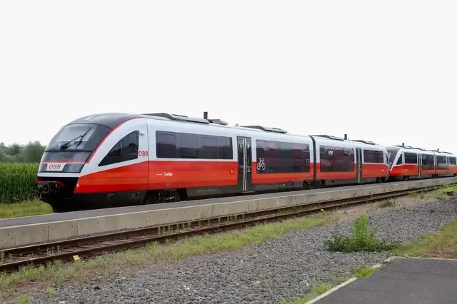 Bahngarnitur auf dem Gleis