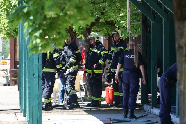 Ein Unterstand am Areal der Welser Trabrennbahn fing Feuer. Der Brand konnte aber gelöscht werden. | Foto: laumat.at