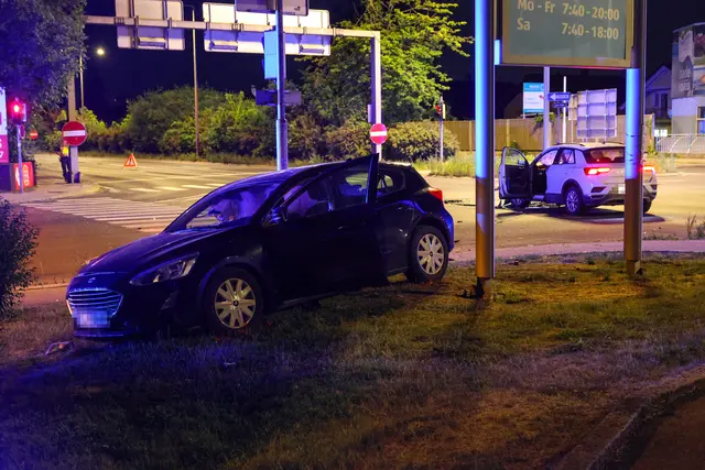 Zwei Verletzte forderte ein nächtlicher Crash auf der B1 Linzer Straße im Welser Stadtteil Pernau. | Foto: laumat.at