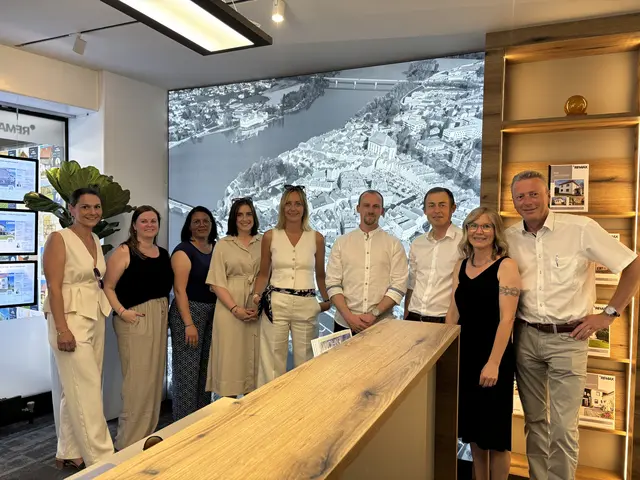 Katrin Penninger (Mitte) mit ihrem Team in den neuen Räumlichkeiten. | Foto: Raphael Mühlbacher/MeinBezirk