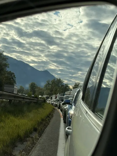 Bereits am Freitag kam es vor der Luegbrücke zu kilometerlangen Verzögerungen. Viele Reisende zogen ihre Fahrten wegen der angekündigten Sperre der A13 vor. | Foto: Symbolbild: MeinBezirk/sprenger