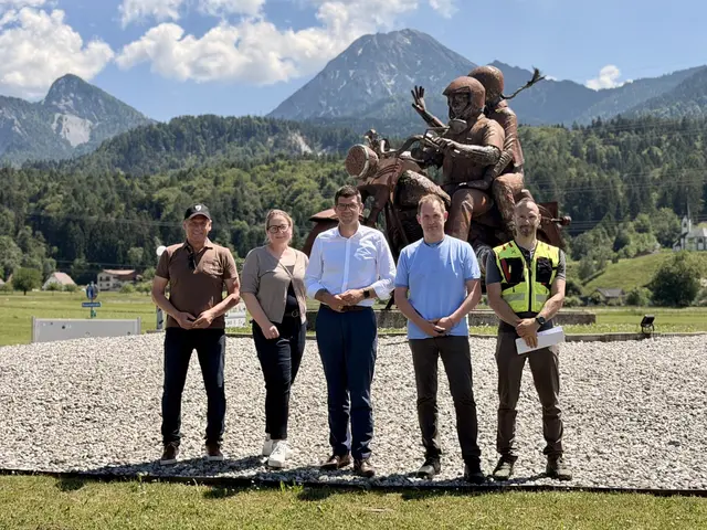 BGM Christian Poglitsch, VBGM Michaela Baumgartner, LHStv. Martin Gruber, Christian Zechner (Straßenbauamtsleiter), Thomas Prettner (Projektverantwortlicher) | Foto: Büro LH-Stv. Gruber
