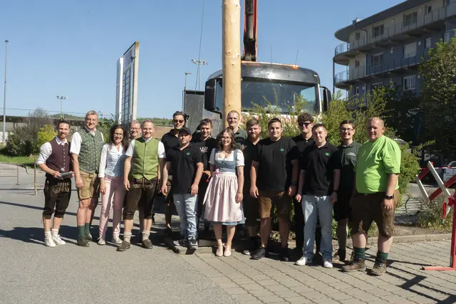 Das junge Schnitzerteam des Harter Bauernbundes rund um Dominic Jaindl mit Harter Bauernbundobmann Stefan Maier | Foto: Harter Volkspartei