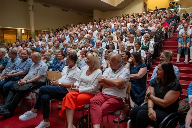 Mit knapp 350 Besucherinnen und Besuchern war die Aula der Thalgauer Volksschule gut gefüllt. | Foto: Edith Schimak