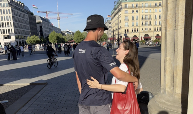 Im Hintergrund die Stadt von Berlin. Die erste Gratulantin war die Freundin von Simon Schön. | Foto: Schön