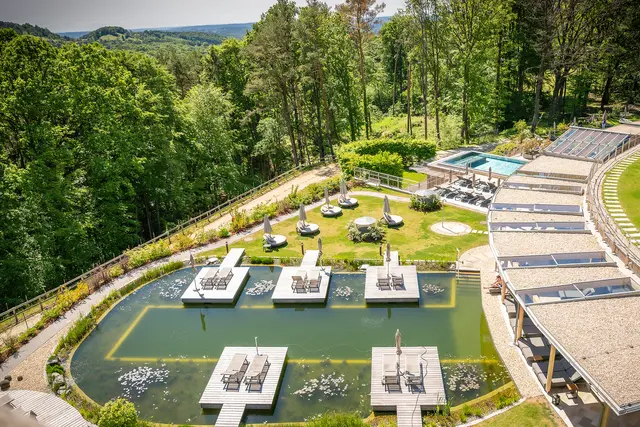 Wellnessbereich im RETTER Bio-Natur-Resort mit Naturschwimmteich, Pool, Saunen.