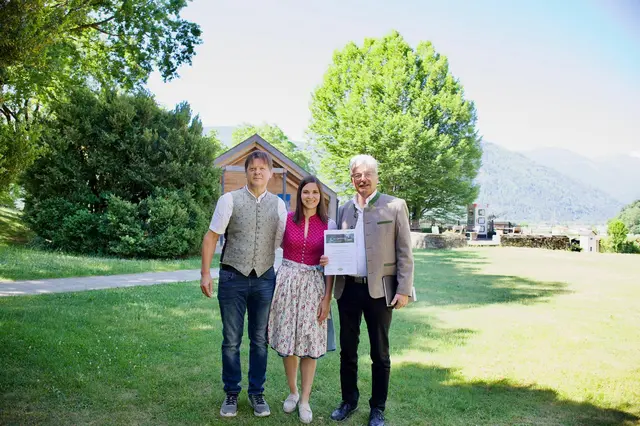Johann Keuschnig (Nationalpark Hohe Tauern), Landtagsabgeordnete Christine Patterer-Burgstaller sowie Direktor Alois Lackner (LFS Litzlhof) | Foto: Justina Heinz